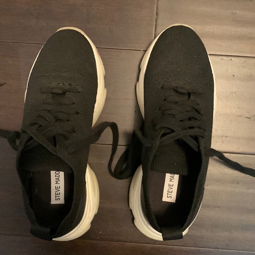 Black size 8 Steve Madden sneakers
